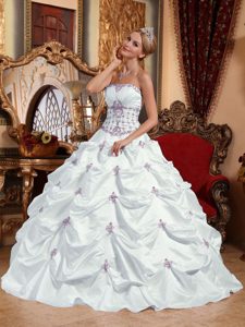 Provocative Ball Gown Strapless Quinces Dresses with Appliques in White