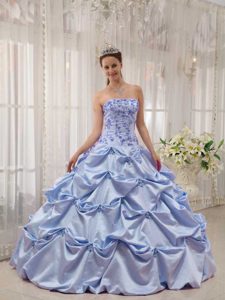 Dramatic Strapless Taffeta Dresses for Quinceaneras in Lilac with Appliques