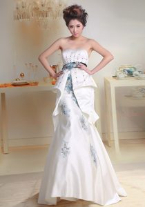 2013 Floor length a Line Prom Dress with Beaded Sash and Appliques in White