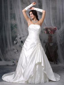 Strapless Court Train Sweet Appliqued Wedding Gowns in Taffeta