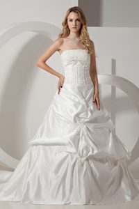 Romantic Strapless Women Wedding Dress with Appliques and Pick-ups