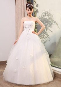 Pretty Beading Strapless Wedding Dress with Hand Made Flowers in Floor-length