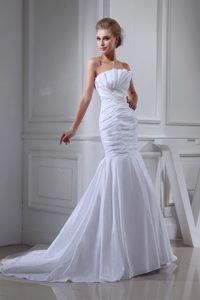Beauty Ruching Strapless Wedding Party Dress with Appliques and Court Train