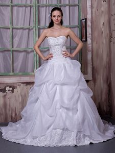 Sweetheart Women Wedding Dress with Appliques and Pick-ups in Low Price