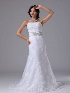 Exquisite White Strapless Wedding Dresses with Beaded Sash in the Mainstream