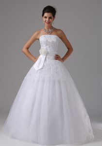 Chic Strapless Long White Tulle Wedding Dress with Flower and Appliques