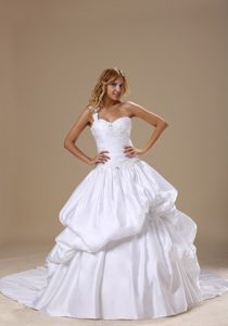 New One Shoulder Court Train White Wedding Dress with Appliques and Pick-ups