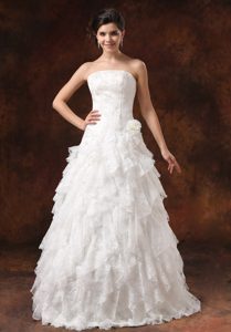 Newest Strapless Long White Lace Wedding Dress with Ruffles and Flower