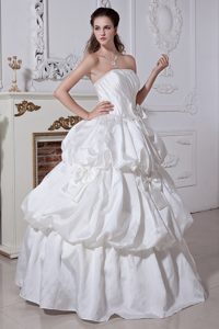 Strapless Long Ruched White Wedding Dresses with Pick-ups and Bowknots
