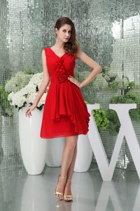 V-neck Knee-length Red Ruched Drapped Chiffon Graduation Dress with Flowers