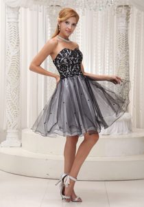 Black Sweetheart Knee-length Tulle Homecoming Cocktail Dress with Appliques