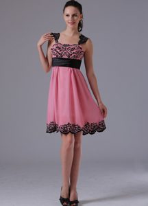 Straps Knee-length Rose Pink Chiffon Homecoming Party Dress with Appliques