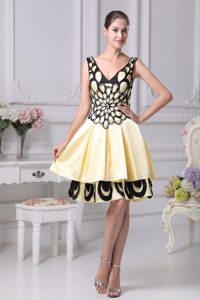 Latest V-neck Homecoming Dresses with Beading and Floral Appliques