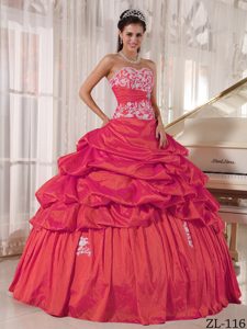 Sweetheart Beaded Colorful Ball Gown Nice Quinceanera Gowns in Taffeta