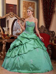 Traditional Ball Gown Sweetheart Appliqued Quinceanera Gowns in Taffeta