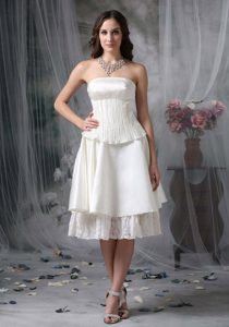 Traditional Strapless Knee-length Taffeta Bridal Dress with Ruching