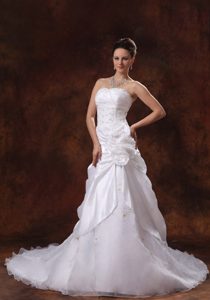 Best Chapel Train Bridal Dresses with Hand Made Flower and Appliques