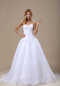 Qualified Sweetheart Organza Dresses for Brides with Court Train