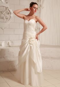 Fashion Sweetheart Wedding Gown Ruched and Beaded with Hand Made Flower