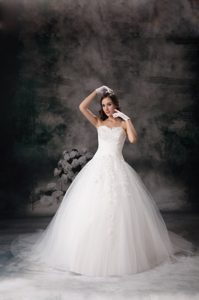 Beautiful Ball Gown Sweetheart Tulle Appliques Wedding Dress with Court Train