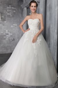 Elegant Ball Gown Strapless Tulle Appliques Wedding Dresses with Chapel Train