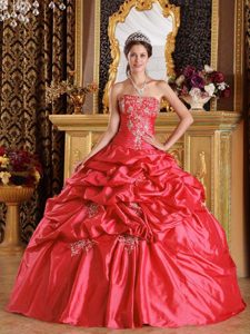 Latest Red Ball Gown Strapless Taffeta Quinceanera Gowns with Pick-ups