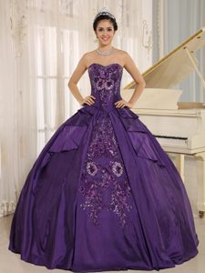 Bright Purple Sweetheart Quinces Dresses with Embroidery to Floor Length