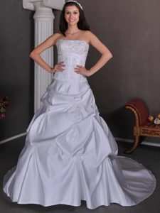 Classical Strapless Garden Wedding Dress in Taffeta with Appliques