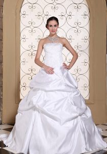 White Princess Embroidery Garden Wedding Dress in Taffeta with Pick-ups