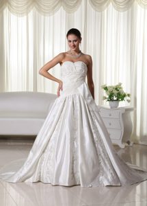 Wholesale Price Sweetheart Embroidery Outdoor Wedding Dress in Satin