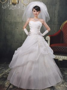 Sweetheart Wedding Reception Dresses in Organza with Appliques