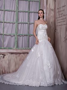 Sweetheart Court Train Flowers Decorate Wedding Dress in Taffeta and Lace