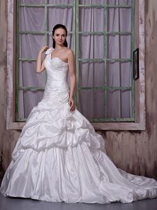 Court Train Taffeta Pretty Appliqued Wedding Dress with One Shoulder