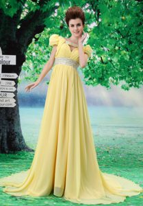 Elegant V-neck Light Yellow Best Maxi Dresses with Beading and Ruching