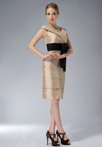 Pretty V-neck Knee-length Gold Beauty Mother Dresses with Bowknot in Taffeta