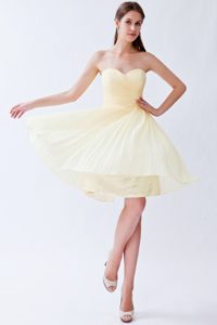 Light Yellow Sweetheart Knee-length Prom Dresses with Pleats in Chiffon