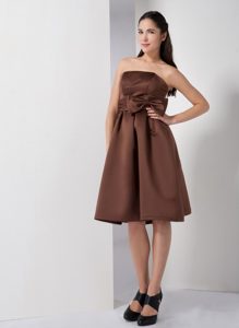 Latest Strapless Knee-length Brown Taffeta Maid of Honor Dress with Bowknot