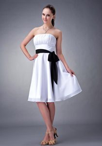 Ruched Strapless Knee-length White Chiffon Bridesmaid Dresses with Black Sash