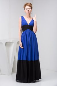 Elegant V-neck Blue and Black Ruched Long Prom Dress for Ladies
