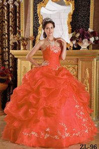 Pretty Orange Red Embroidery Quince Dresses with Pick-ups in Organza