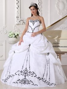 White Sweetheart Embroidery Quinceaneras Dresses in Satin and Taffeta