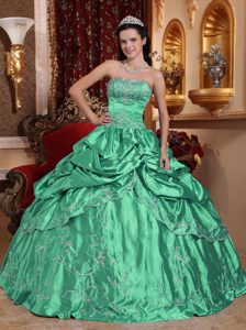 Fitted Green Strapless Taffeta Embroidery Sweet 16 Dresses with Beading