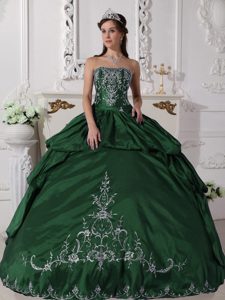 Hunter Green Ball Gown Dresses for Quince with White Embroidery on Promotion