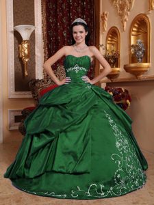 Ruched and Appliqued Quinceanera Gown Dresses with Sweetheart Neck for 2014