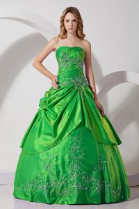 Ruching Green Sweet 16 Dresses in Taffeta with Embroidery in the Mainstream