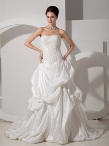 Exquisite Strapless Dresses for Wedding with Appliques in Taffeta