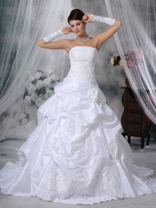 Elegant Strapless Wedding Dresses in Taffeta with Appliques and Flowers
