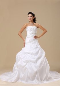 Hot Embroidery Outdoor Wedding Dresses with Pick-ups and Chapel Train