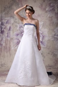 Beautiful Embroidery Strapless Wedding Reception Dresses in Satin