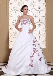 Modest Embroidery Princess Autumn Wedding Dresses with Red Appliques